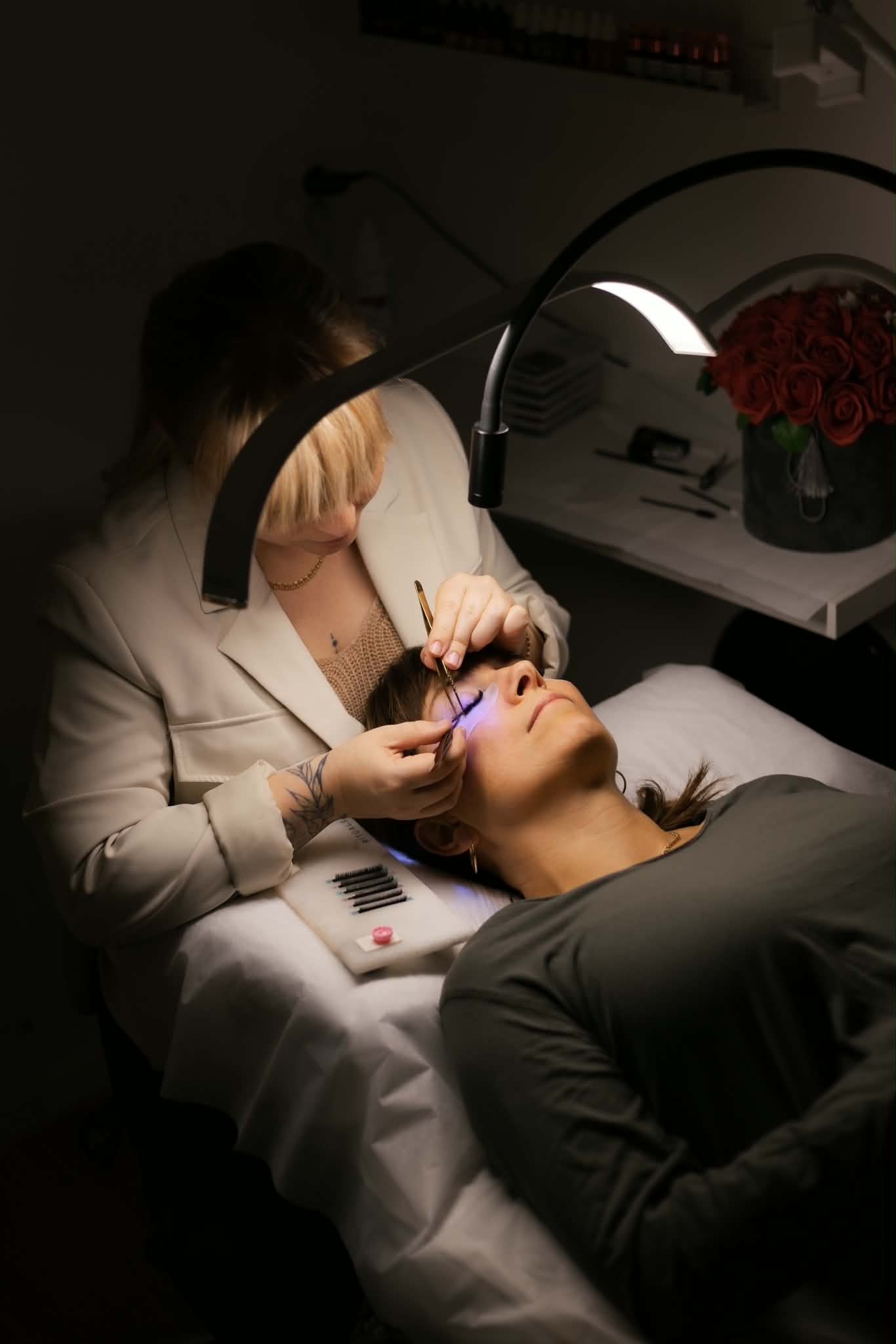 Anna Kazrage med UV-lys og hygiene-prosedyre i AK Beauty