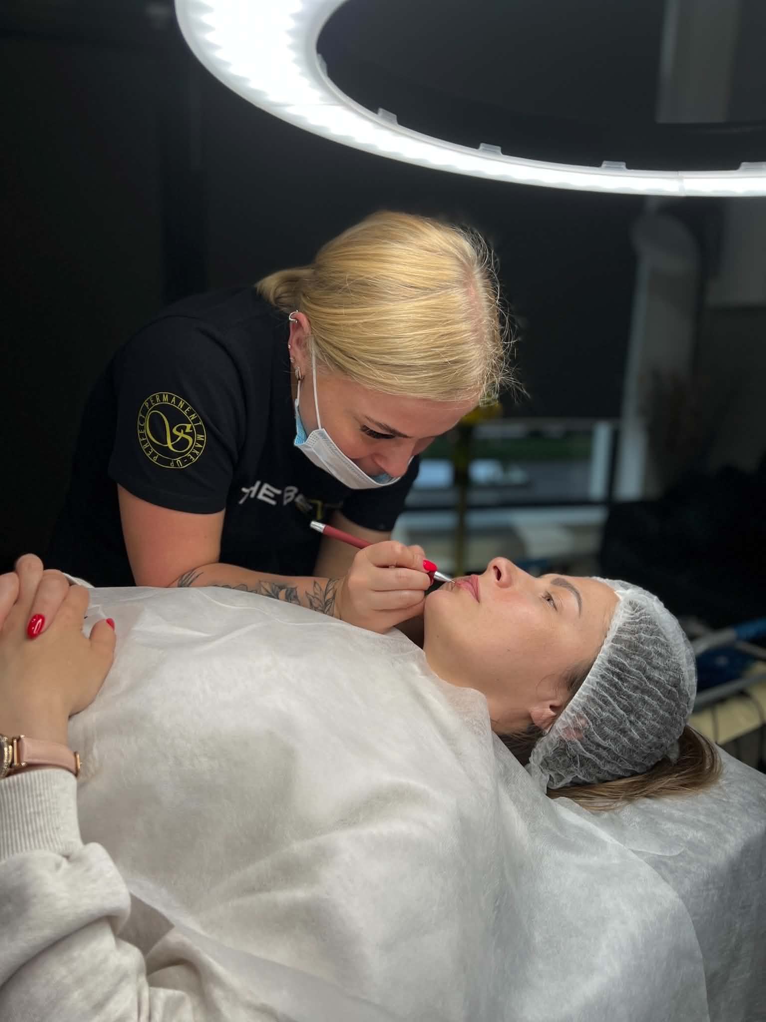 Anna Kazrage utfører pigmentering under behandling