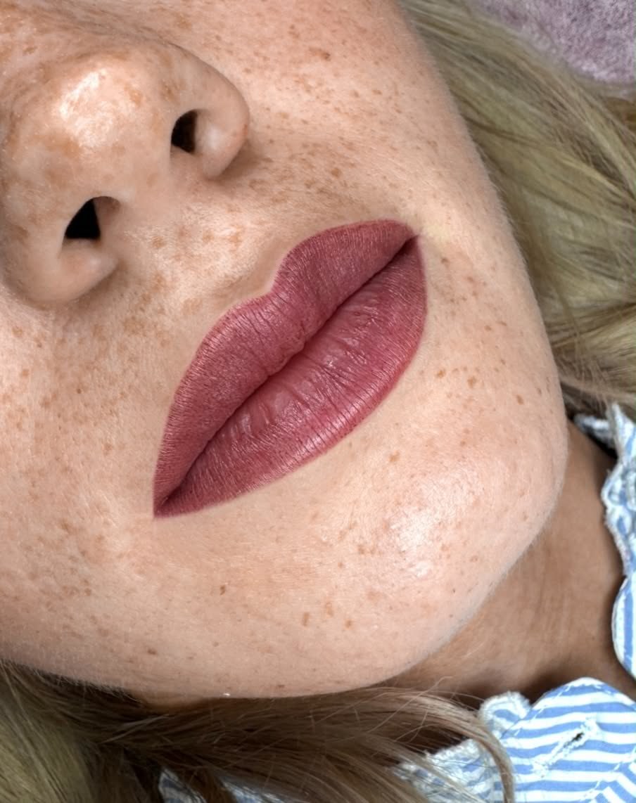 Lip blush i fregnet kontekst