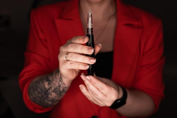 Profesjonell PMU-penn brukt i AK Beauty-kurs
