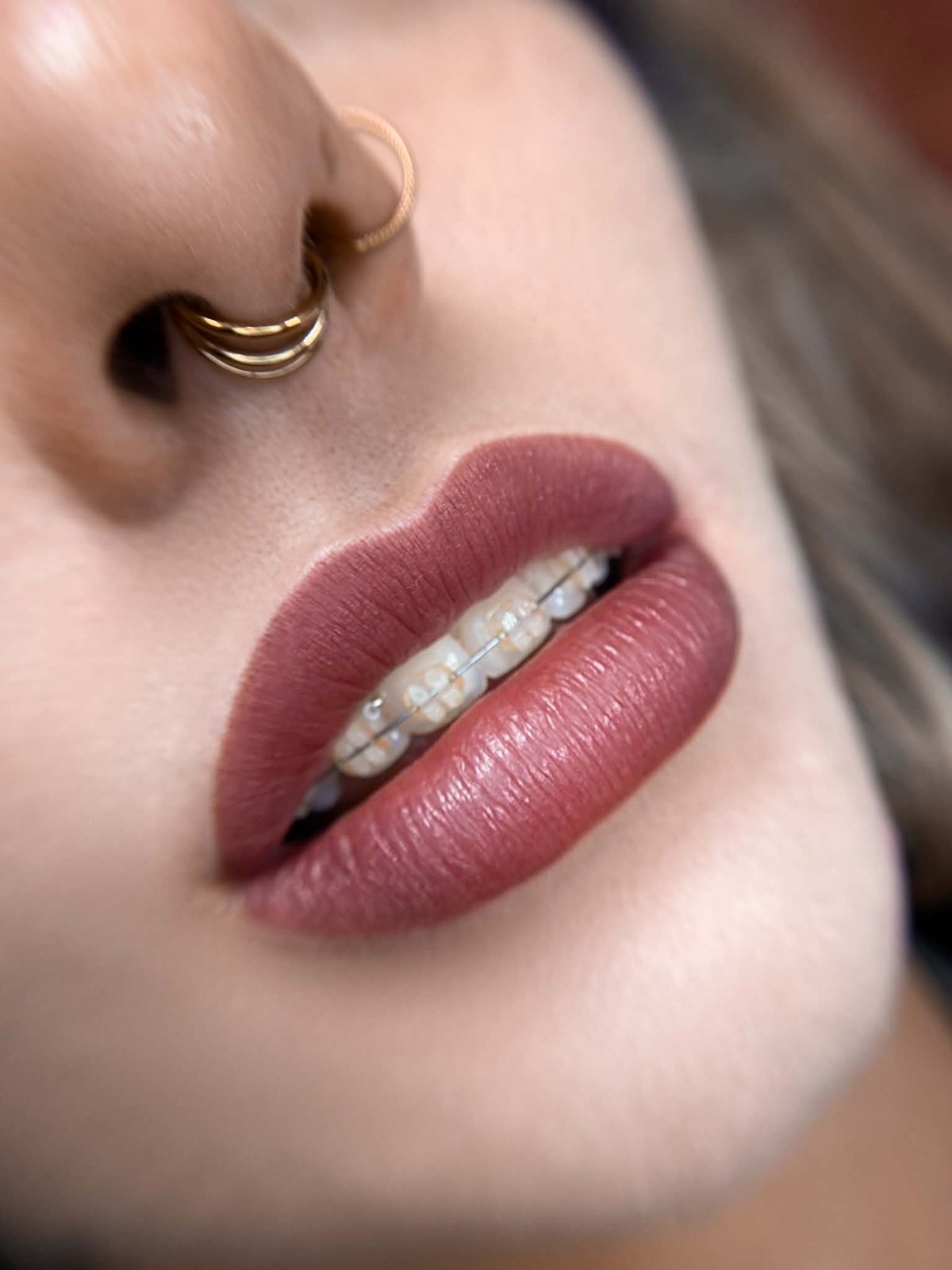 Lip blushing resultat — naturlig rosafarge på leppene etter behandling